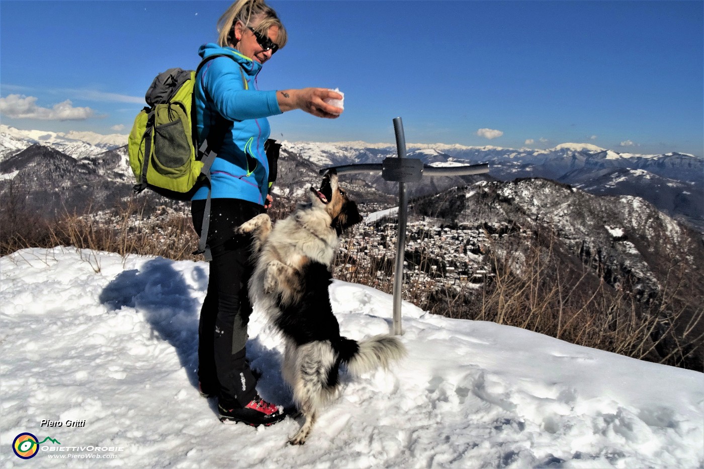 33 Susi e Nika si divertono a palle di neve.JPG